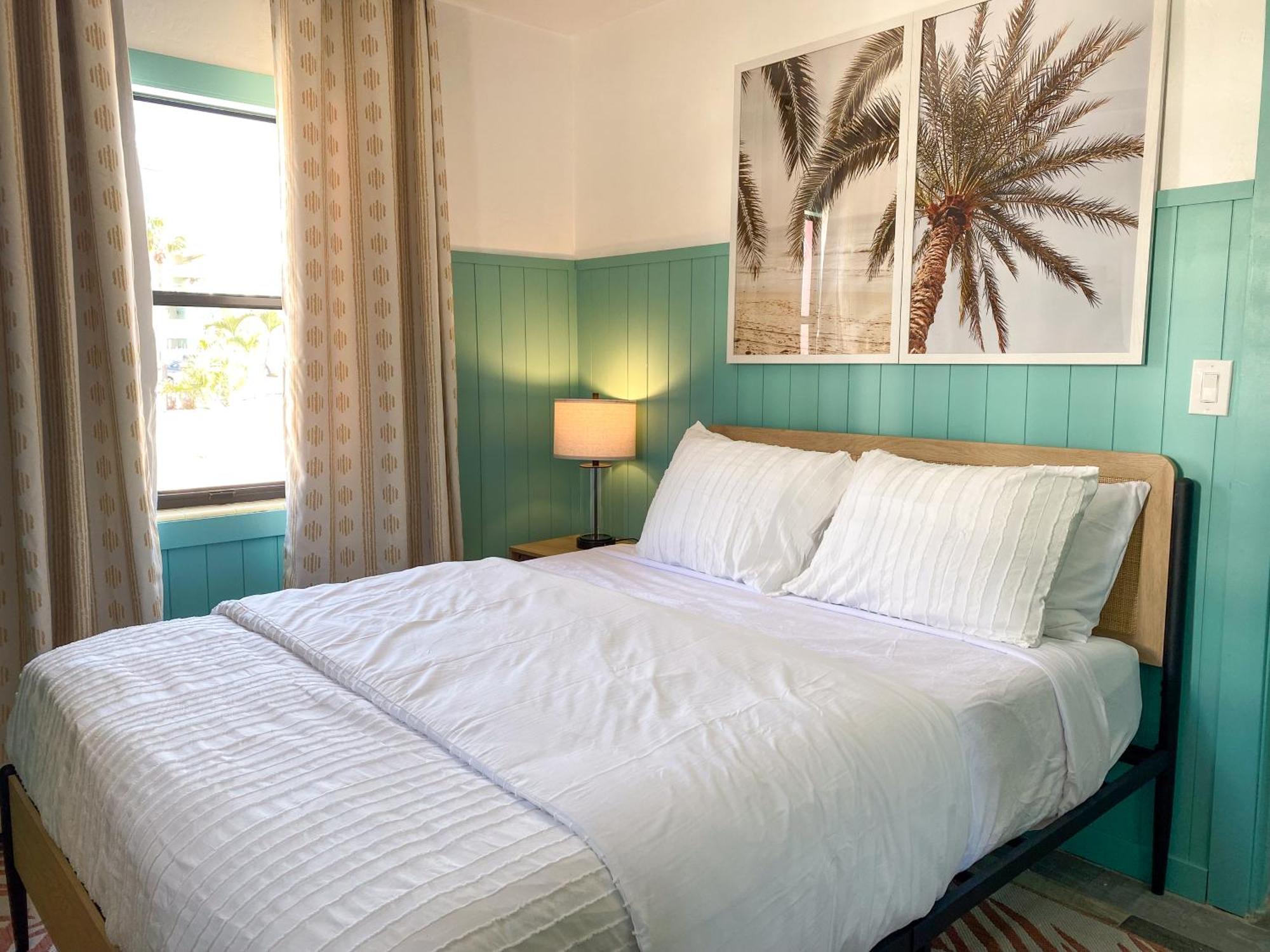 Oasis Palms Resort Сант Пит Бич Экстерьер фото